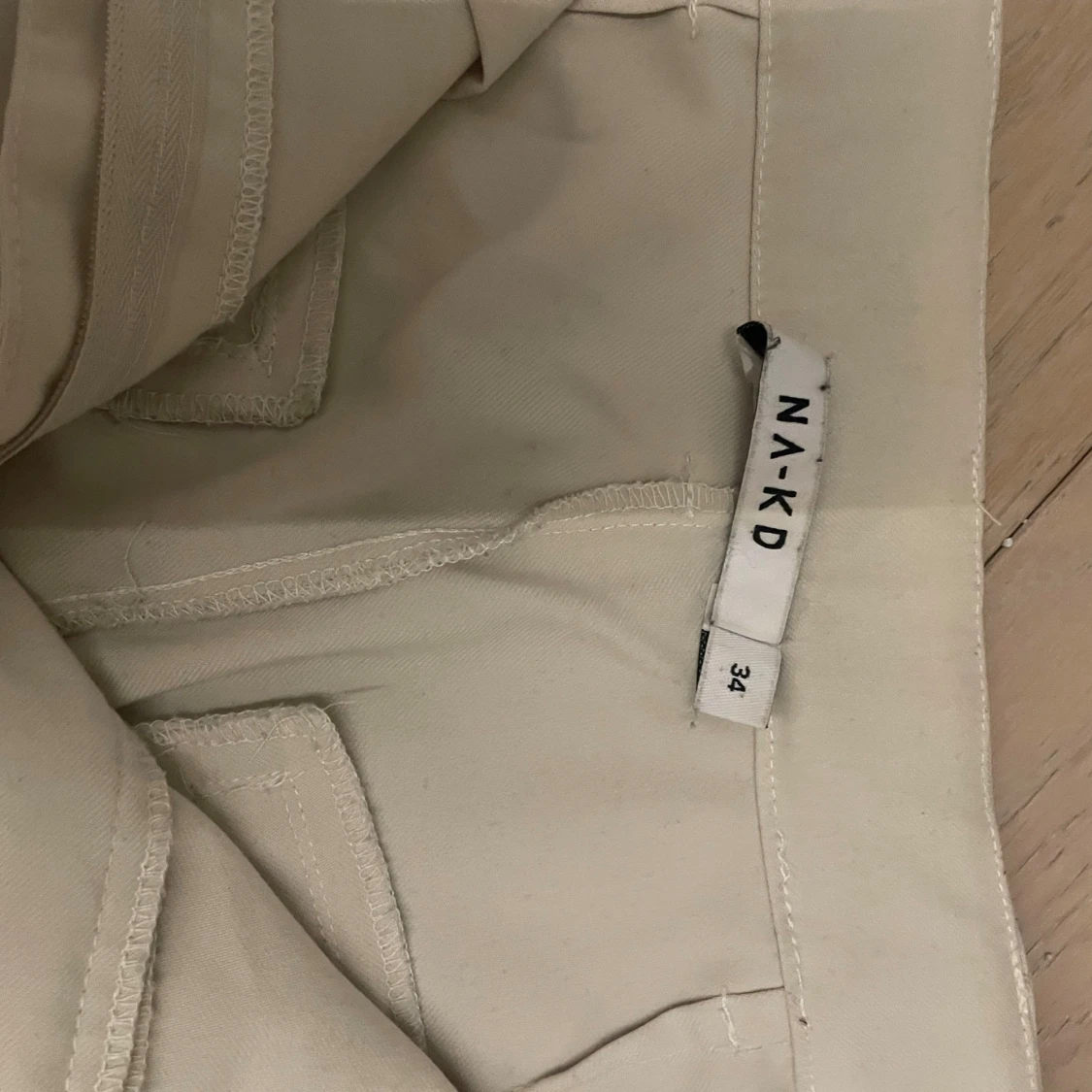 Beiga cargobyxor från NA-KD, stl 34 - 2