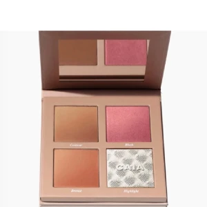 CAIA ansiktspalett SASSY - Säljer en smidig ansiktspalett från CAIA med contour, bronzer, rouge i en varm rosa ton och en skimrande highlighter. Paletten har spegel i locket och fyrkantiga puder i pressat format. Perfekt för att skapa glow och definition. ❌LÅNADE BILDER❌ skicka privat så skickar ja bild på min 🥰 säljer denna då ja vill köpa classy paletten istället ABSOLUT PRUTBART 