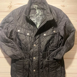 Svart Fieldjacka från Barbour - Säljer nu min Barbour Fieldjacka🧥 Storlek: S, Skick: 9,5/10 (Nästan helt ny), Nypris: 3199kr, Mitt pris: 799kr, Skriv vid minsta fråga, Inga priser är hugget i sten, Fraktar alltid inom 24h efter köp📦