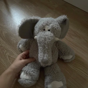 Godedjur/nalle  - Ett gosedjur i form av en elefant, dekorativt till rummet eller en present till flickvän eller barn!