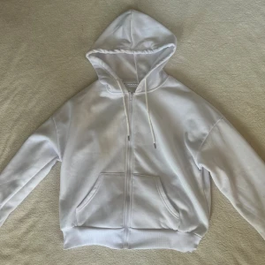 2 Zip hoodies  - 2 likadana zip hoodies i svart och vit. Aldrig använda nån av dom, storlek M men passar även en S. Köpta för 100 kr/styck, mitt pris: 70 kr styck + frakt eller båda för 100 kr + frakt, om ni undrar nått är det bara att fråga!😊