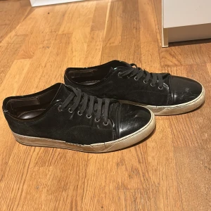 Svarta sneakers från Lanvin - Väl använda Lanvins finns några skavanker som inte syns på avstånd. Annars mycket sköna och snygga skor.👏🏻