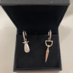 Maria Nilsdotter örhängen  - Superfina! Det till höger är köpt vid jul förra året och det till vänster är köpt i juli i år. Har kvar allt (kvitto, box osv). Skulle vilja byta mot guld! Därför har jag inte köpt nu på. Säljer de endast vid väldigt bra bud isåfall och då är det bara att skriva. 💞💞🖤