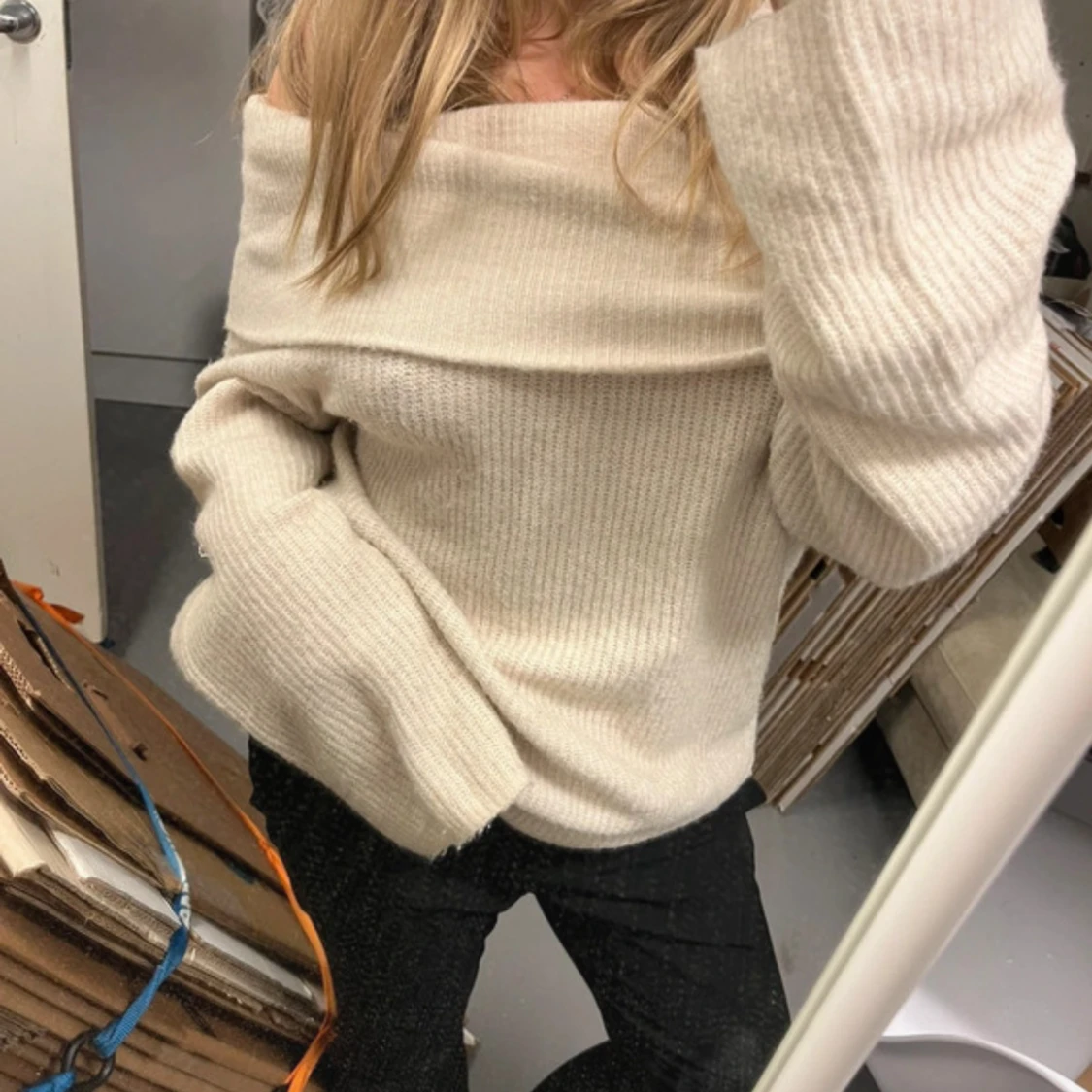 Offshoulder stickad tröja i beige - 1