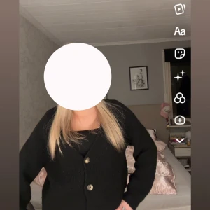 Svart kofta från Bik Bok med knappar - Svart kofta från bikbok. Köpte på vinted för ungefär en vecka sen men tyckte den va något förliten. 