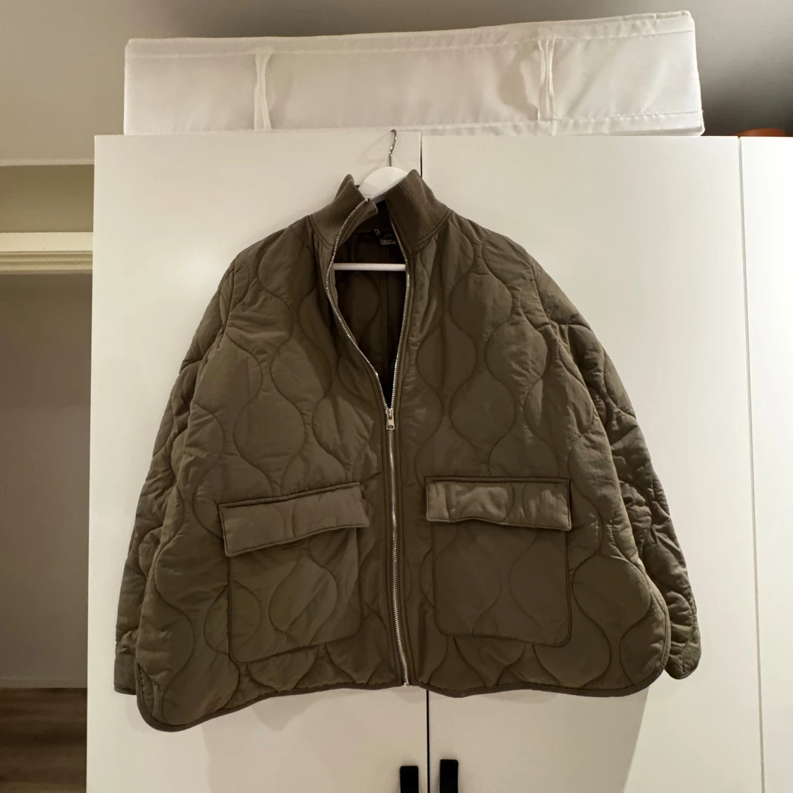 Quiltad khakigrön pufferjacka - 1