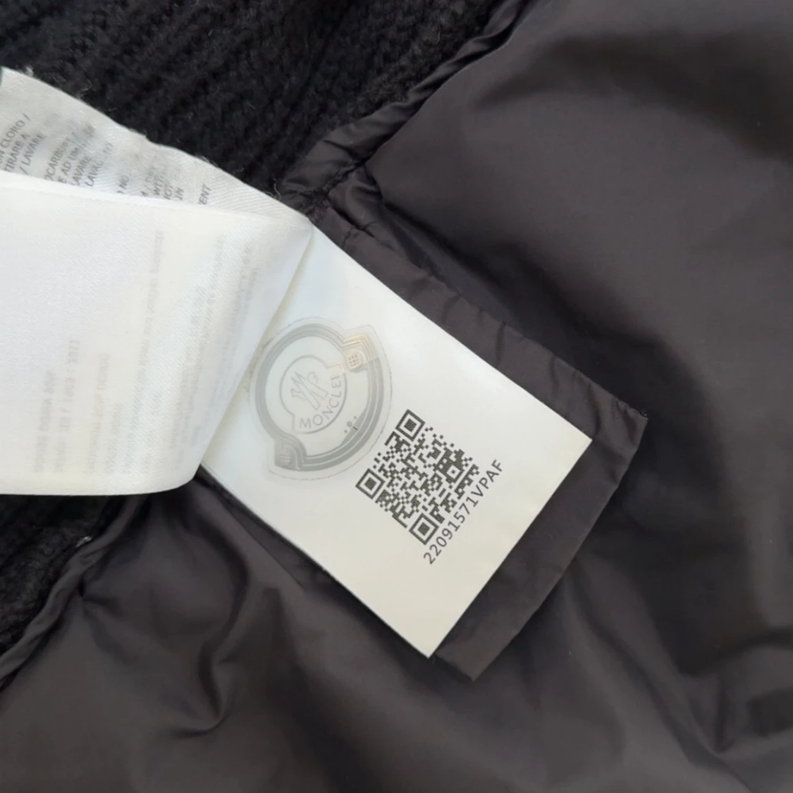 Svart dunjacka från Moncler med huva - 4