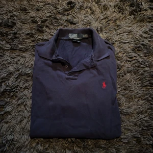Polo Ralph Lauren Piké Marinblå - Polo Ralph Lauren Piké  | Marinblå | STILIG | Skick: 9,8/10 | Storlek: M | Pris: 349 SEK | Gratis armband skickas med vid köp (från 31/10) | Frakt: Postnord + Instabox + Bring | Skriv vid minsta fråga eller fundering  📩 Priset är diskuterbart. 