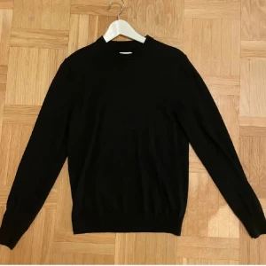 Svart tröja från These Glory Days - Säljer nu min svarta merinoull tröja från these glory days. Storleken är i small/xs och i mycket bra skick