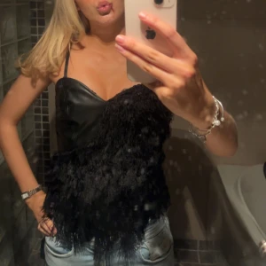 Svart topp - Jätte snygg svart skinn topp med fransar, använde på halloween förra året till gatsby. Axelbanden är från min bh, alltså är det inte några band på toppen. Verkligen as cool, har tyvärr inget märke på den då jag fick av min mormor!💗