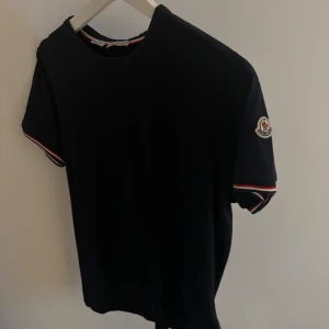 Moncler T-shirt - Hej, Säljer min Navy blå Moncler T-shirt i storlek S. Den är som ny och använd ett fåtal gånger.