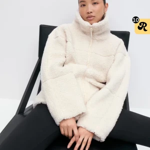 Vit teddyjacka  - Mysig och oversized teddyjacka i vit färg med hög krage och hel dragkedja framtill. Nypris 500kr. Inga defekter och slutsålt i de flesta gina tricot butiker. Har haft den ca 2veckor men kände inte att det var jag. storlek XXS men sitter som Xs/S. (oversized) 