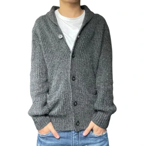 Stickad cardigan  - Fet mörkgrå stickad cardigan från H&M. Väldigt bra skick. Pris kan diskuteras!