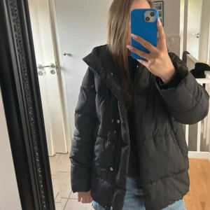 Vinterjacka  - Svart vinterjacka. Har lite smink i kragen 