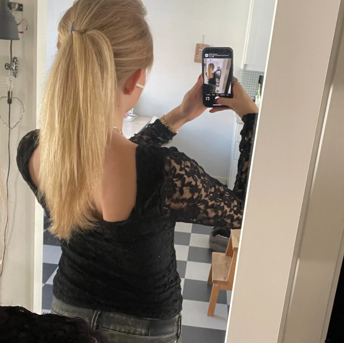 Svart spetsblus med öppen rygg - 2