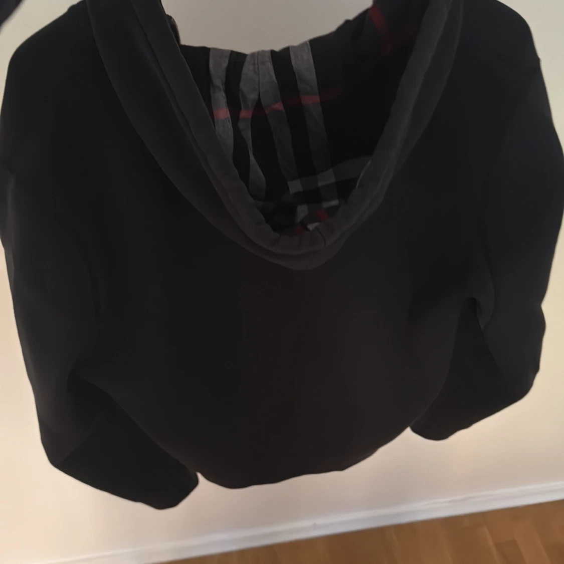 Svart hoodie från Burberry med dragkedja - 1