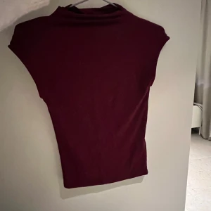 gina tricot topp - fin vinröd topp från gina tricot, använd fåtal gånger bra skick storlek xs