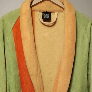 Designer-morgonrock från Pelle Vävare - Nypris 2200kr. Endast använd ett par gånger. Jättemjuk och skön att ha på sig. Storleken är det enda som är märkligt för den funkar som medium och small med. 