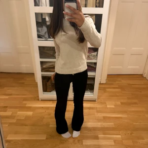 Beige stickad tröja från Vero Moda - Mysig beige stickad tröja från Vero Moda i storlek XS. Tröjan har rund halsringning, ribbade muddar och lång ärm. Perfekt att slänga på sig när det är kyligt ute. Enkel och stilren design som funkar till allt. 