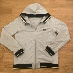 Hugo boss zip hoodie - En fin zip hoodie från hugo boss. Den har inga större defekter som tyder på användning. Den passar runt längderna 165-175
