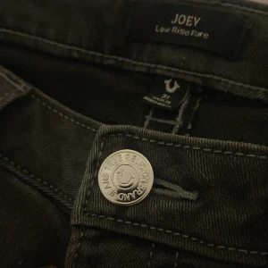 True religion jeans (Sälja & Byte)  - Säljer/ Byte mina as fina true religion jeans för dom är för stora💔 fick dom på min födelsedag men fel stolek vill jätte gärna byta mot stolek W30 eller W29 eller sälja (gö prisförslag men något rimligt för köpte dom för 1300kr)  har använt endast en gång men inget som syns alls☺️ (flare/bootcut)