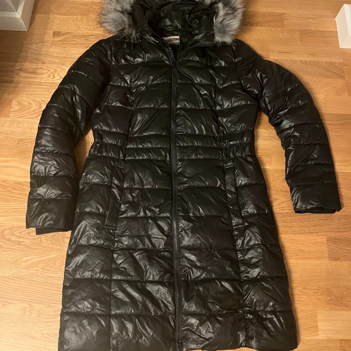 Svart lång dunjacka med fuskpäls