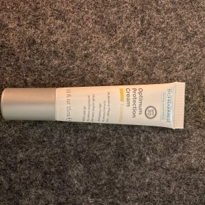 Optimum Protection Cream SPF 30 - Optimum Protection Cream Essential SPF 30 från Dr. med. Christine Schrammek. En multifunktionell ansiktskräm i beige tub på 15 ml, perfekt som primer innan smink. Ger skydd mot solen och passar alla hudtyper.