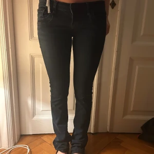 mörkblå ltb jeans  - säljer dessa mörkblå ltb jeans i modellen valarie! strl 26/34 och är lite långa på mig som är 170, de har några skavanker då de är lite nertrampandd längst nere men annars fint skick. super sköna att ha på sig 🤗