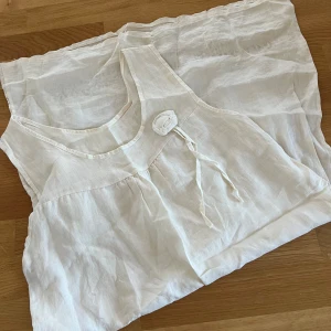 Vit linneklänning - Söt linneklänning med broderad kant! Fickor och en blomma🦋s/m