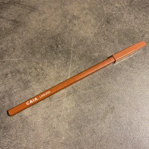 CAIA Laguna läppenna  - Läppenna från Caia i färgen Laguna, Beige/rosa med neutral underton✨ oanvänd endast swatchad på handen!