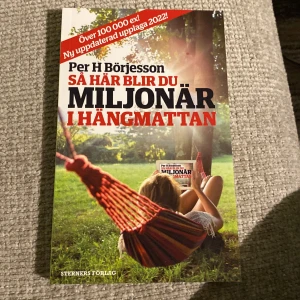Så här blir du miljonär i hängmattan - Vill du lära dig smarta sätt att bli miljonär utan stress? Den här boken ger enkla tips och inspiration för att nå ekonomisk frihet, perfekt för unga vuxna som vill ta kontroll över sin framtid. Uppdaterad upplaga 2022!