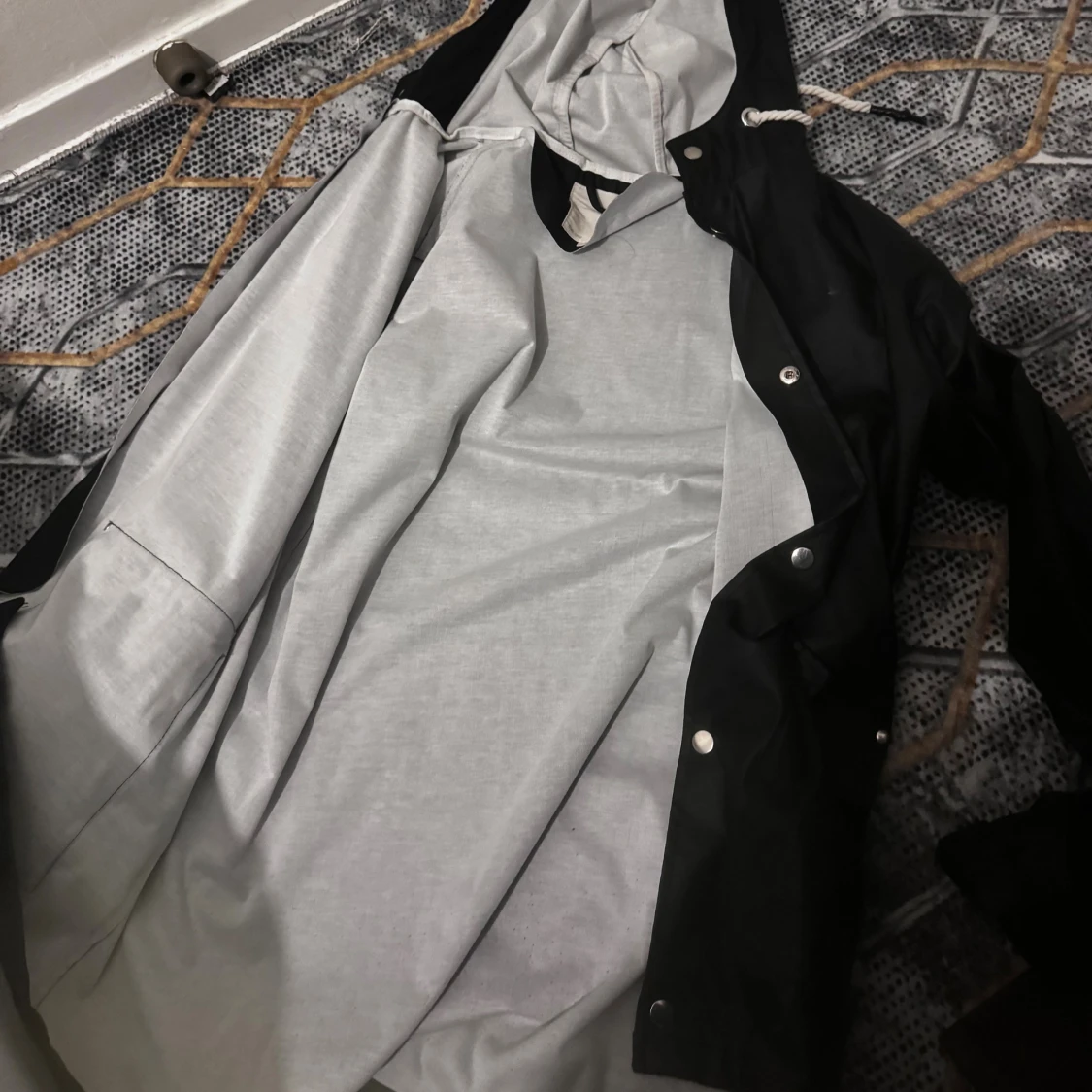 Svart regnjacka med huva och snörning - 3