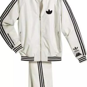 Adidas Star Wars Stormtrooper skinnkostym - Exklusiv Adidas x Star Wars kostym i vitt skinn med svarta detaljer. Jackan har klassiska Adidas-ränder längs ärmarna, broderad Stormtrooper på ryggen och Star Wars-logga på ärmen. Även byxorna har Adidas-ränder och Stormtrooper broderat på. Dragkedja framtill och ribbade muddar. Perfekt för dig som älskar unika samarbeten och streetstyle. Storlek M på både jacka och byxor. I mycket bra skick endast provad/använd 1 gång. 