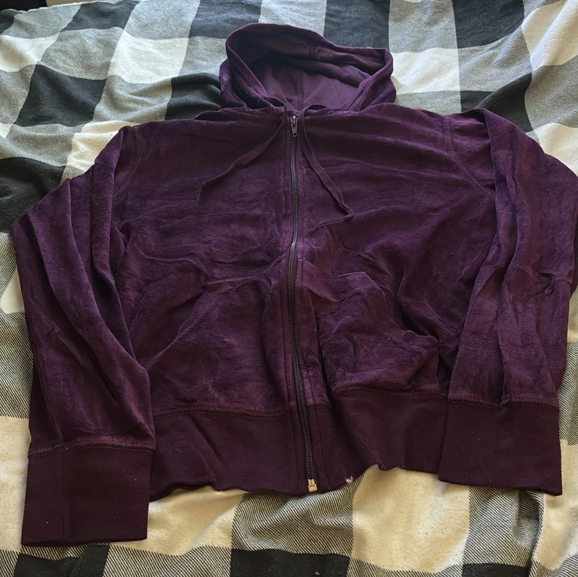 Mörklila hoodie från Bunch