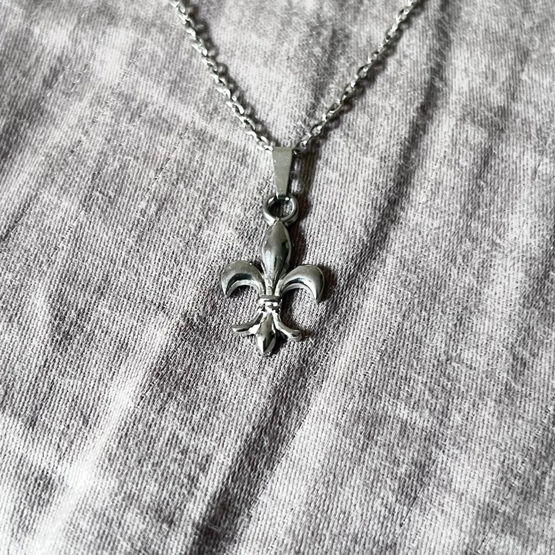 Minimalist Fleur De Lis - 1