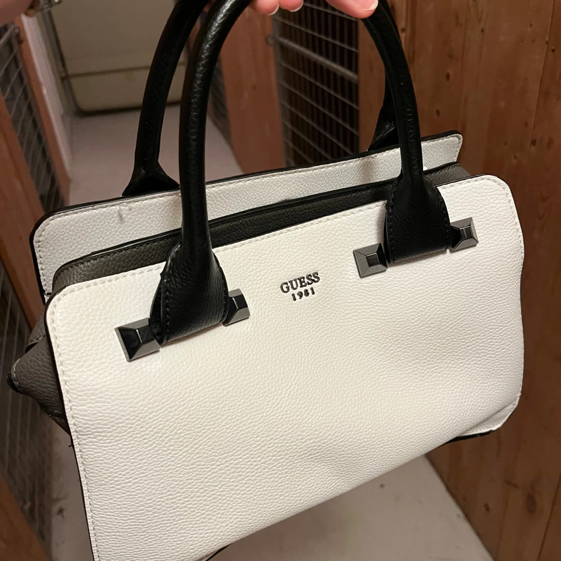 Vit och svart handväska från Guess - 1