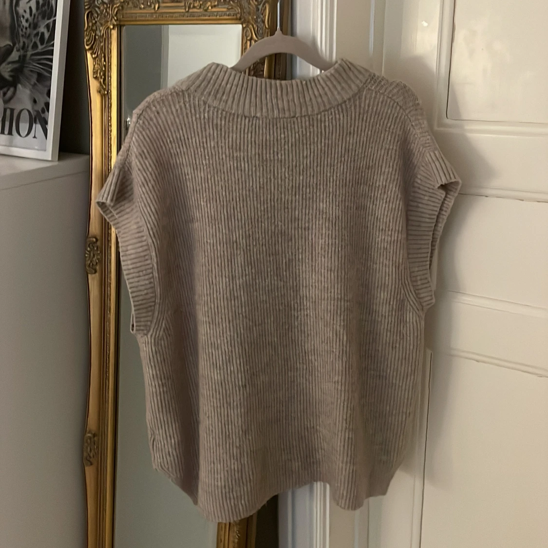 Beige stickad väst från Neo Noir - 3