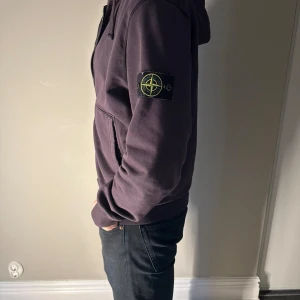 Mörklila hoodie från Stone Island - Tja, vi säljer nu denna snygga zip hoodien från Stone Island. Skick: 8/10. Pris: 1200kr. Storlek: L