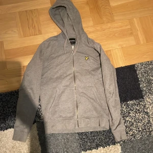  Lyle scott tröja  - Det är i helt okej skick, för att det är ganska sliten. Sen var det ett hål på armen som jag sydde ihop och så är den ganska sliten längst ut på armarna. Den är i storlek XS och sen så satt den perfekt på mig när jag var i längd ungefär 155-160. 