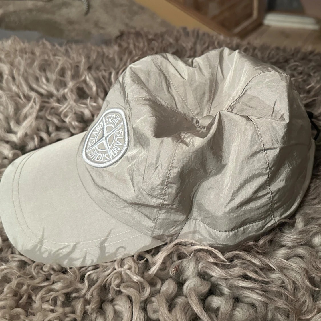 Beige keps från Stone Island - 1