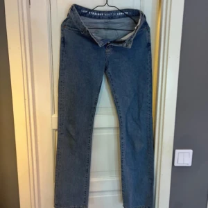 Jeans från bikbok  - Fina blåa jeans som knappt är använda då dom blev försmåa för mig! Dom ser lite mer ”slitna” ut på höger knä, men ser mycket värre ut på bild än i verkligheten, syns endast om man kollar jätte noga☺️