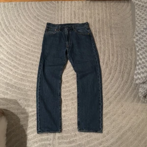 Levi's 501 mörkblå jeans straight fit - Säljer ett par Levi's 501 jeans i mörkblå tvätt med straight fit. 
