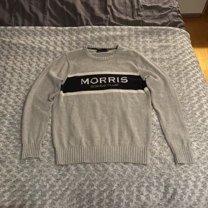 Morris stickad tröja - Snygg grå stickad tröja från Morris Rowing Club i storlek M. Hör av dig vid frågor!