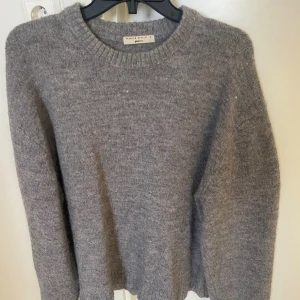 Stickad tröja från GinaTricot  - Oanvänd. 