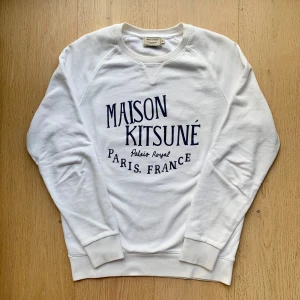 Sweatshirt från Maison Kitsuné - Vit sweatshirt med marinblått tryck i mycket fint skick
