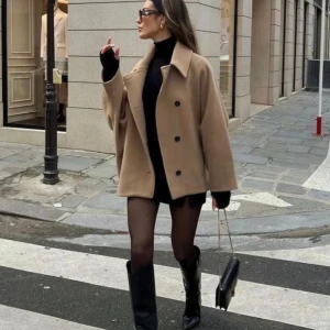 Beige oversized kappa med knappar - HELT NY RÅKA KÖPA TVÅ!!Säljer en beige oversized kappa med klassisk krage och dubbla knappar framtill. Jackan har en loose passform och är tillverkad i ett mjukt ull-liknande material. Perfekt för dig som gillar stilrena och trendiga plagg med lite extra volym.