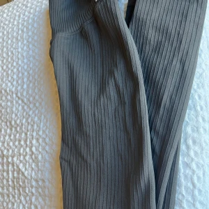 Tränings tights från Aim'n - Snygga gråa leggings från Aim'n med ribbad struktur. De är stretchiga och sitter tight, perfekta för träning. Materialet är mjukt och följsamt. Snygga träningsbyxor från Aim'n säljes!  Storlek: XS/S Skick: Endast testade, inga märken eller defekter! Märke: Aim'n Pris: 210 kr - pris kan diskuteras   Perfekta träningsbyxor för alla typer av pass! Bekväma och i toppskick. Kontakta mig för mer info eller bilder!✨