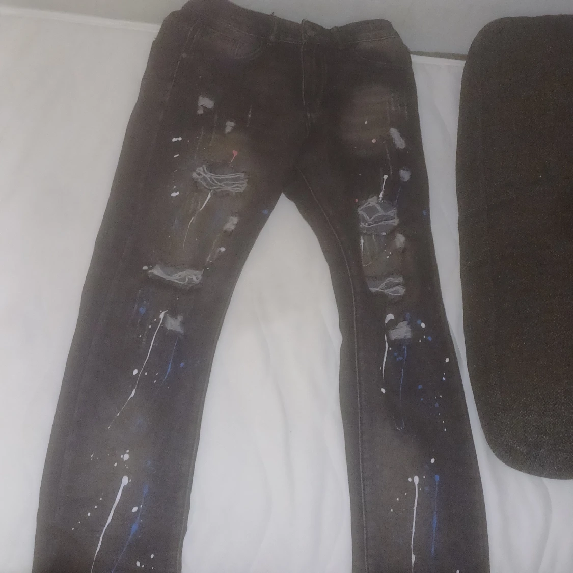 Svarta jeans med färgstänk