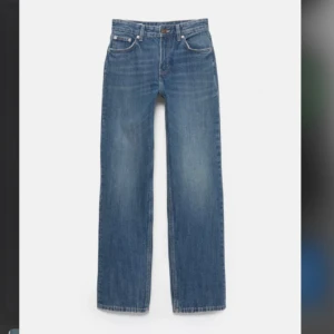 Blå raka jeans med normal passform - Klassiska blå jeans med raka ben och normal passform från Pull&Bear. Jeansen är helt oanvända och har lappar kvar, i storlek 40🌸