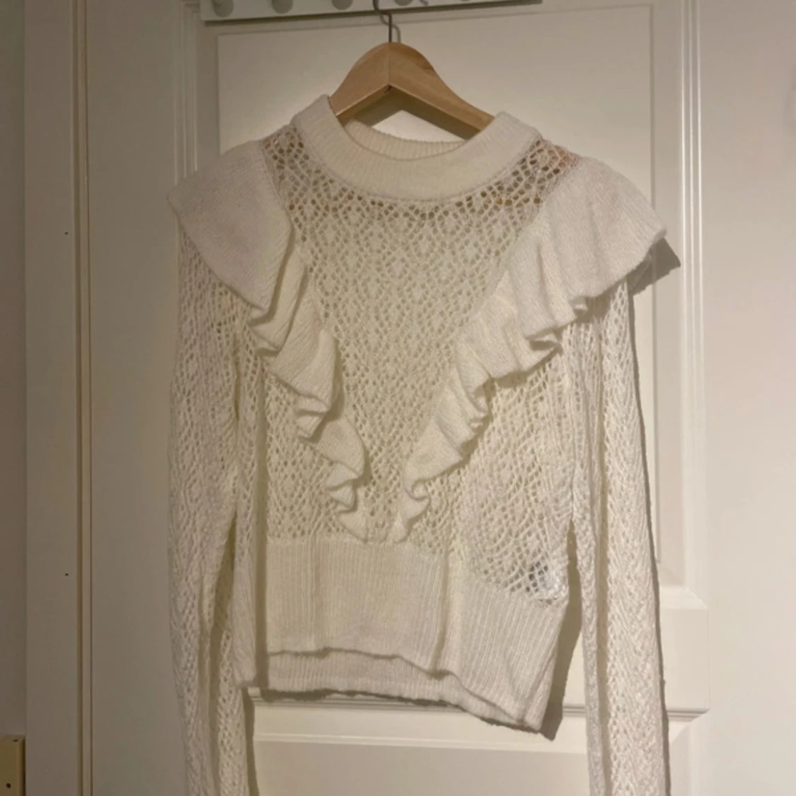 Vit stickad tröja med volangdetaljer - 1